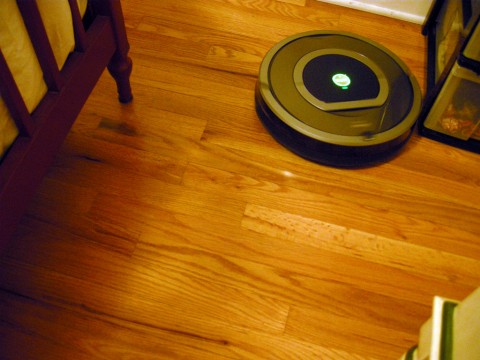 Roomba 780 Vacuuming Bedroom